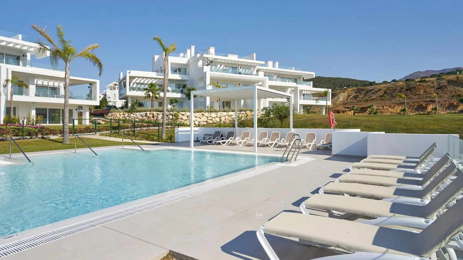 Stylish 2 Bedroom Apartment In Alcazaba Lagoon Εστεπόνα